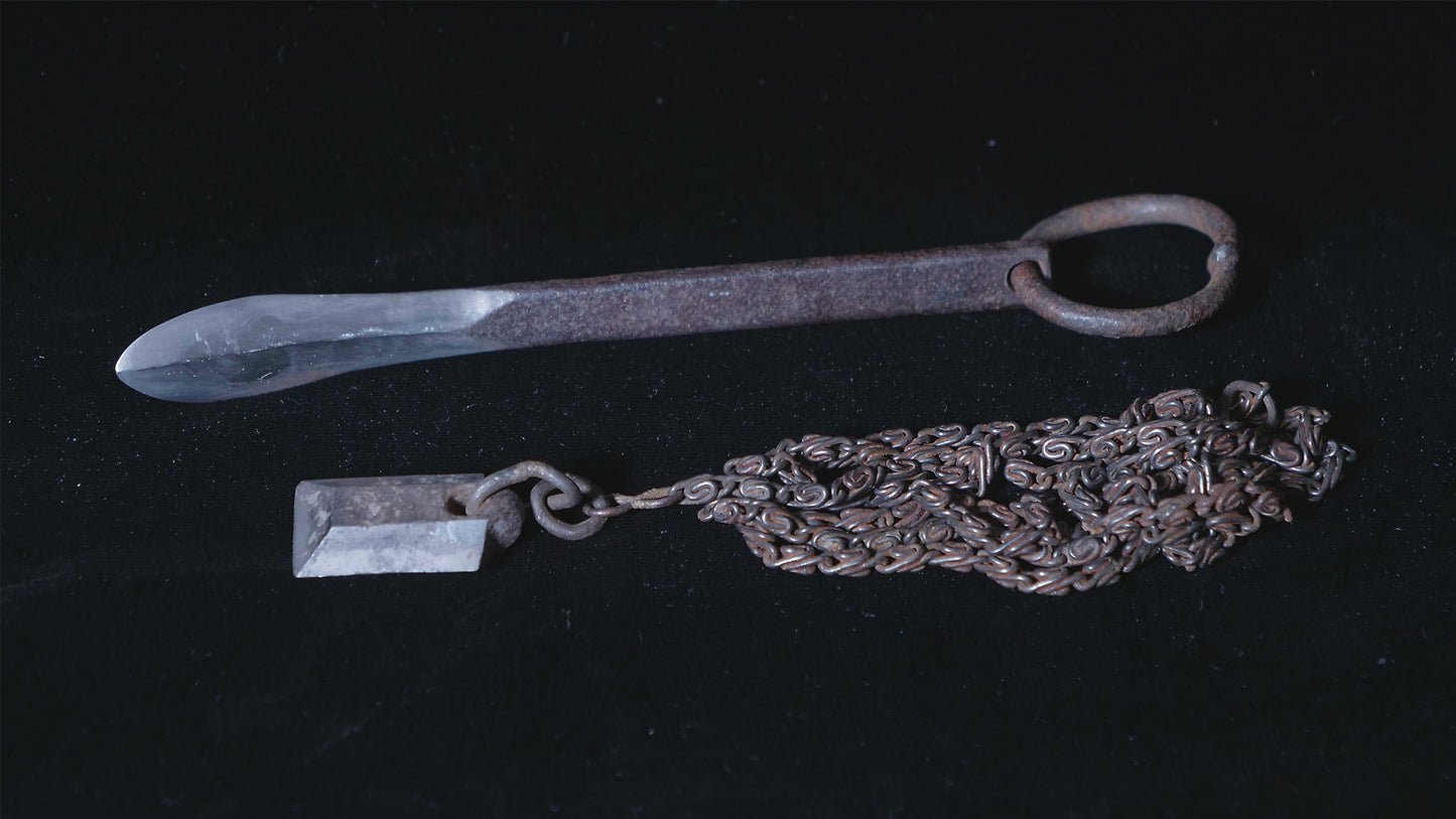 Scoop knife with chained weight